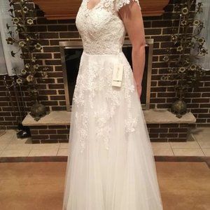 Elegant Lace and Tulle Wedding Dress